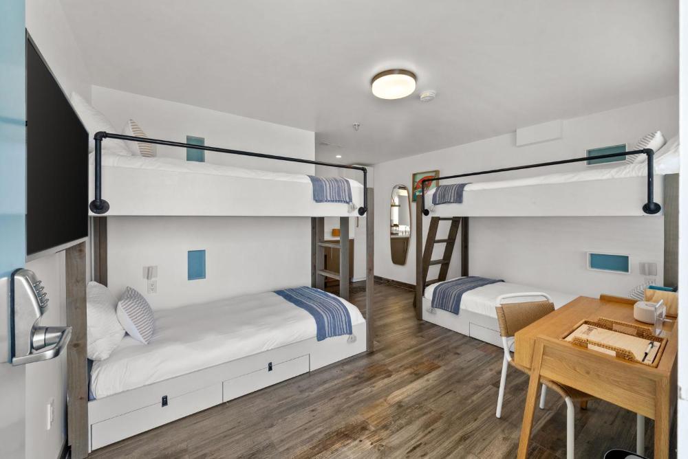 Quadruple Room with Bath interior